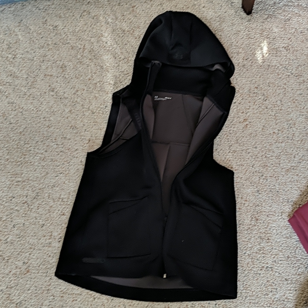 Like new black under armour heat gear vest